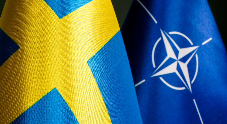 Svenska flaggan bredvid Natoflaggan. Foto: Mostphotos